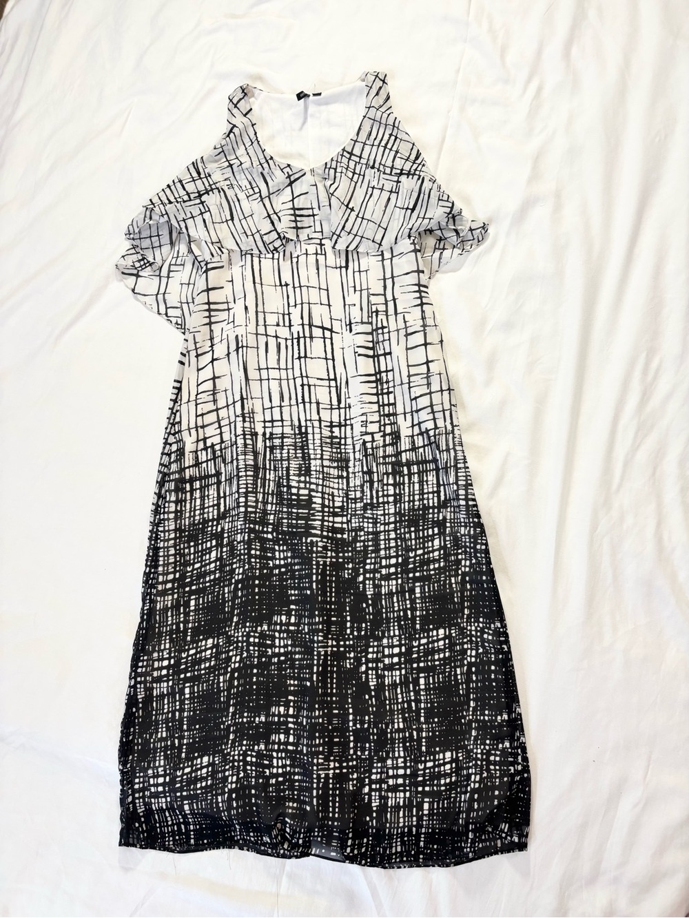 Women’s Black & White Patterned ruffle Shoulder Dress